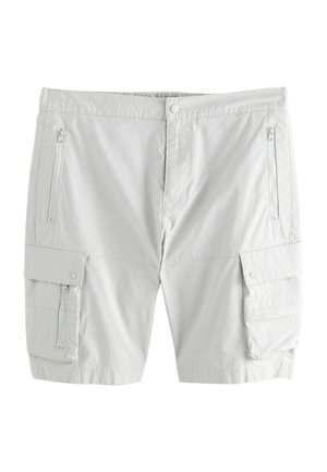 Světle šedé cargo šortky vyrobené z lehkého materiálu, s mnoha kapes s zipem a volným střihem, s knoflíkovým zapínáním.