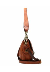 Bolso de mano de cuero marrón claro con forma triangular, correa desmontable, acentos de hardware en bronce y superficie texturizada. Presenta una parte superior abierta y un ojal en el lateral.