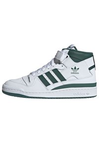 Højtop sneakers i hvid læder med grønne accenter. Har tre side-striber, snørelukning og polstret ankelområde for støtte.
