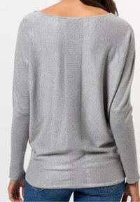 Grå stickad tröja med lös passform, med en ribbad bakpanel och bred båthals. Mjuk textur och långa ärmar.