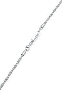 Silberner, gedrehter Armreif mit einem Karabinerverschluss und einem rechteckigen Anhänger mit der Aufschrift "KUZZOI." Glatte Textur mit einem reflektierenden Finish.