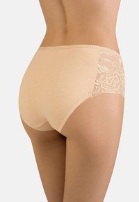 Beige slipjes met een gladde voorkant en ingewikkelde kantaccenten aan de zijkanten, met een gemiddelde taille en zachte, rekbare stof.