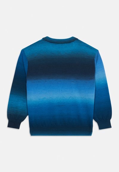 Πλεκτό πουλόβερ με μακριά μανίκια και διαβαθμισμένο μοτίβο που μεταβαίνει από σκούρο μπλε στο πάνω και κάτω μέρος σε πιο ανοιχτό μπλε στη μέση.