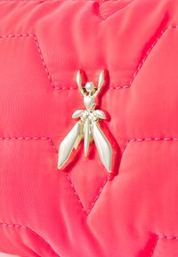 Tessuto trapuntato di un luminoso rosa, con un accento hardware a forma di insetto in oro metallico e dettagli in gemme trasparenti, che arricchisce il design del prodotto.