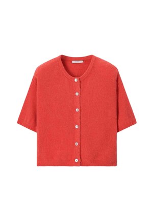 Roter Kurzarm-Cardigan mit rundem Ausschnitt und sechs weißen Knöpfen vorne, auf weißem Hintergrund gezeigt.