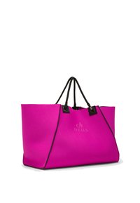 Bolso tote grande de color rosa brillante con asas y ribetes negros, con un sutil estampado de logo en el frente.