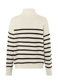 Crème trui met donkerbruine horizontale strepen, hoge ribgebreide kraag en ribgebreide manchetten. Zachte textuur, oversized pasvorm en casual ontwerp.