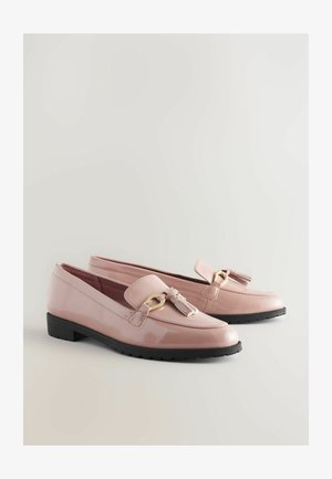 Ružové lakované kožené mokasíny s plochou čiernou podrážkou, dekorovanými strapcami a zlatými kovovými časťami na remienku. Celkový hladký povrch.