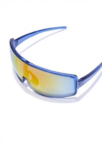 Gafas de sol azules con diseño envolvente, lentes tintadas de amarillo y montura brillante. Presentan una construcción robusta de plástico y líneas elegantes.