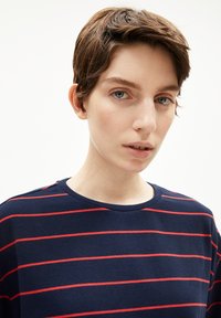 Naviblaues T-Shirt mit horizontalen roten Streifen, aus weichem Stoff, mit Rundhalsausschnitt und kurzen Ärmeln.