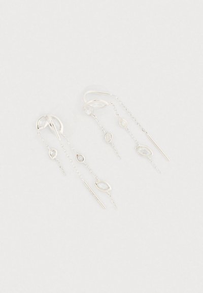 Brincos pendentes em prata com correntes alongadas, adornos de formas variadas e acabamento polido com desenhos recortados.