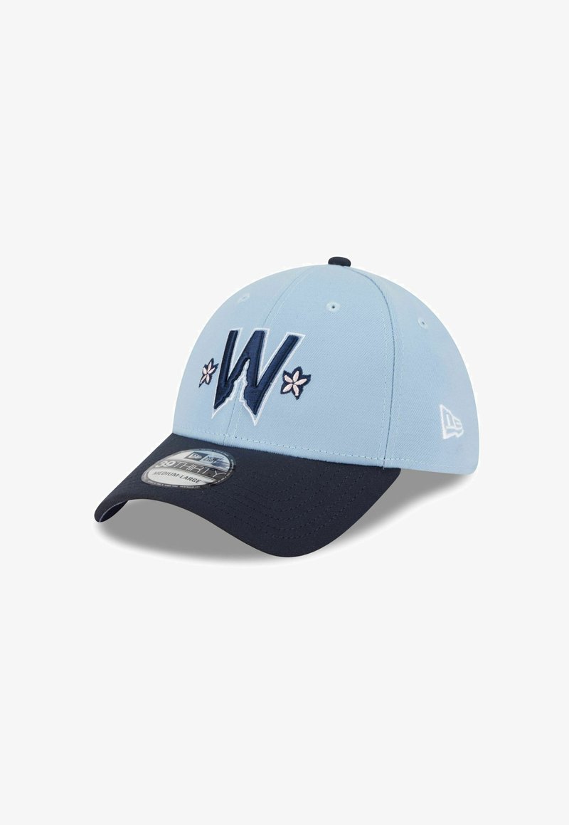 Helleblaue und marineblaue Baseballmütze mit einem großen marinen "W" und zwei weißen Blumen auf der Vorderseite, mit einem gebogenen Schirm und einem Größenaufkleber.