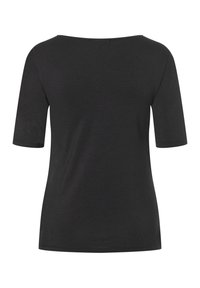 Schwarzes T-Shirt mit kurzen Ärmeln aus weichem Stoff; hat einen weiten Bootsausschnitt und eine entspannte Passform, mit einer glatten Textur und ohne Muster.