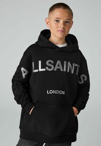 Sudadera negra con el nombre "ALLSAINTS" y "LONDRES" en plata de tamaño grande. Presenta un bolsillo frontal, capucha con cordones y puños acanalados.