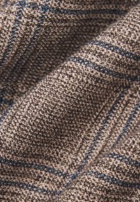 Strukturalna tkanina w brązie i beżu z subtelnym wzorem w kratkę i niebieskimi akcentami, prezentująca tkaną strukturę i gładkie wykończenie.