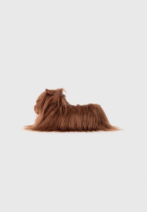 Jouet en peluche brun ressemblant à un chien, avec un pelage long et doux, une forme arrondie et un motif subtil dans la texture du pelage.
