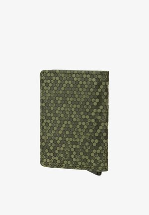 Portafoglio verde con motivo a nido d'ape esagonale in diverse tonalità di verde scuro, bordi cuciti e una piccola clip nera nell'angolo in basso a destra.