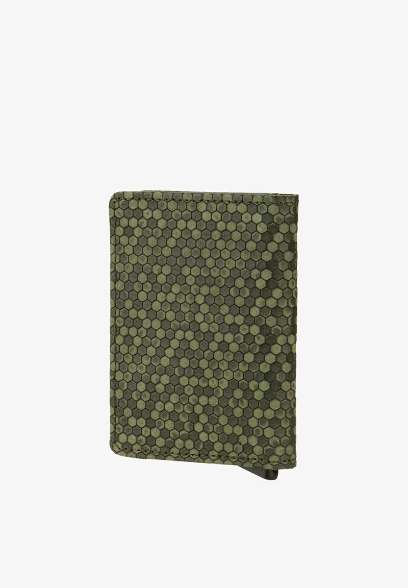 Portafoglio verde con motivo a nido d'ape esagonale in diverse tonalità di verde scuro, bordi cuciti e una piccola clip nera nell'angolo in basso a destra.