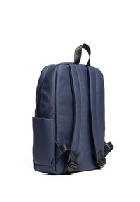 Marinbl�å ryggsäck i texturerad tyg, med två vadderade axelremmar, en sidoficka och ett blixtlåsförsett huvudfack.