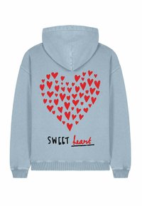 Šviesiai mėlyna gobtuvinė striukė su dideliu raudonu širdies raštu ir juodu tekstu "SWEET heart" žemiau. Minkšta medžiaga ir laisvas kirpimas.