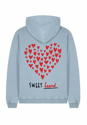 Svetlomodrá mikina s kapucňou so vzorom veľkého červeného srdca a textom "SWEET heart" v čiernej farbe pod ním. Mäkkučká tkanina a voľný strih.