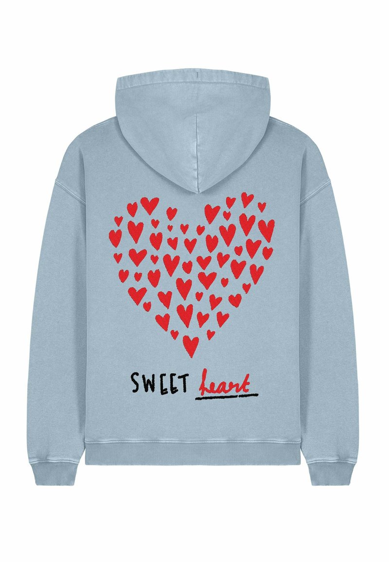 Šviesiai mėlyna gobtuvinė striukė su dideliu raudonu širdies raštu ir juodu tekstu "SWEET heart" žemiau. Minkšta medžiaga ir laisvas kirpimas.