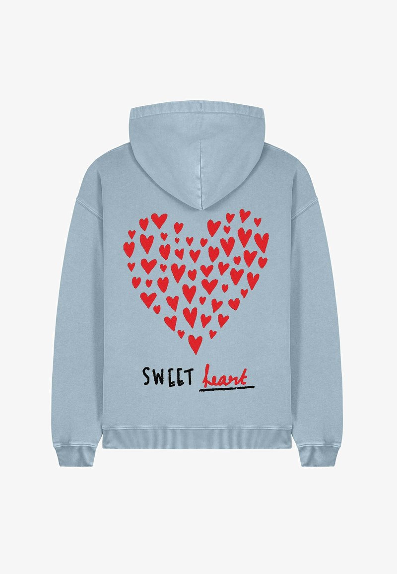 Ljusblå hoodie med ett stort röd hjärtformsmönster och texten "SÖT hjärta" i svart nedanför. Mjukt tyg och avslappnad passform.