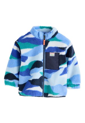 Gyermek polár dzseki kék, zöld és fehér absztrakt mintával, elülső cipzárral és sötét mellzsebbel, amelyen egy kis színes címke található.