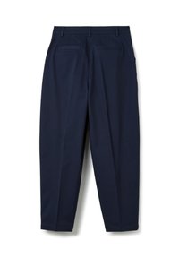 Pantaloni blu navy realizzati in tessuto liscio, caratterizzati da una vestibilità ampia, pieghe frontali e due tasche posteriori. Dettagli minimi, senza hardware visibile.