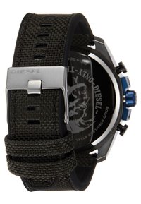 Montre Diesel noire et bleue avec un bracelet en tissu vert texturé, matériel en acier inoxydable, et un boîtier circulaire noir avec un fond graphique.