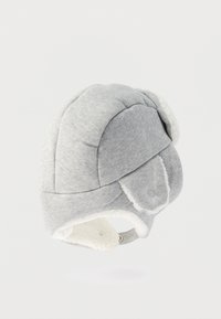 Ανοιχτό γκρι χειμερινό καπέλο παγίδα με αυτιά καλύμματα, μαλακή επένδυση από φλίς και κούμπωμα με κουμπί κάτω από το σαγόνι.