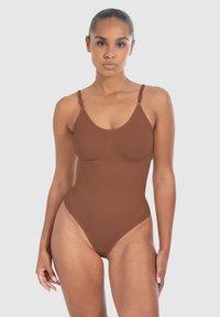Costume da bagno intero marrone con spalline regolabili, texture a coste e coscia alta. Presenta un colletto a forma di cucchiaio e un design senza cuciture.