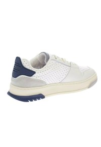 Sneakers bianchi in pelle perforata, con dettagli in suede e un tab sul tallone di colore blu navy. Presentano una suola imbottita e una gomma testurizzata per la trazione.