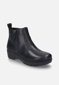 Zwarte leren enkelboot met een ronde neus, zijrits en een textuur-wedge zool. Bevat minimale stikdetails en een lusje om aan te trekken.