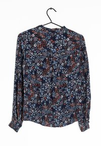 Marinebluse mit langen Ärmeln, die ein farbenfrohes Blumenmuster in Rot, Weiß und Blau zeigt, aus leichtem Stoff gefertigt.
