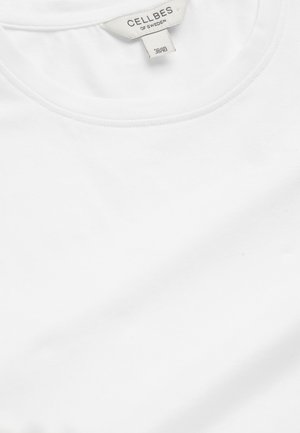 Weißes Rundhals-T-Shirt mit genähter Kragenkante und einem Etikett mit der Aufschrift "CELLBES OF SWEDEN" in Größe 38/40.