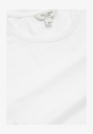 Hvid rundhalset skjorte med syningsdetalje ved kraven og en label, der viser "CELLBES OF SWEDEN" og størrelse 38/40.