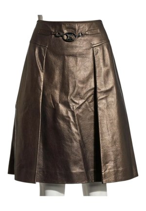 Donkerbruine leren rok tot op de knie met plooien aan de voorkant en een decoratieve zwarte metalen gesp in de taille.