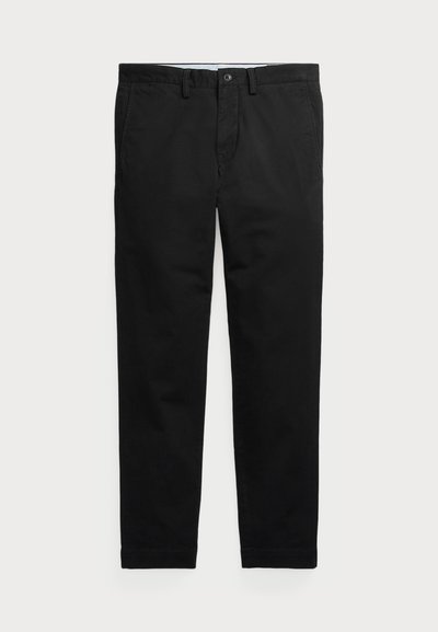 Čierne bavlnené chinos nohavice s rovnými nohavicami, zapínaním na gombík a pútkami na opasok. Hladká textúra bez viditeľných vzorov alebo akcentov.