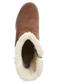 Botte d'hiver en daim marron avec une doublure en polaire blanche et duveteuse visible à l'ouverture, vue de dessus.