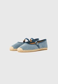 Espadrile din denim cu vârf rotund, material bleu deschis, accente din iută și o curea subțire peste picior cu o cataramă argintie.