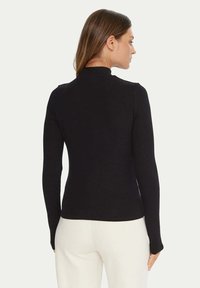 Top nero a maniche lunghe con collo alto e design aderente. Realizzato in tessuto liscio, mostrato da dietro senza motivi o accenti visibili.