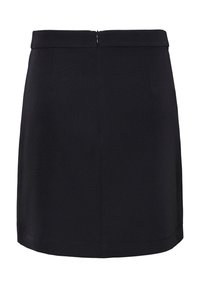 Mustat lyhyet hameet, jotka on valmistettu sileästä kankaasta, joissa on tiukka vyötärö, huomaamattomat sivutaskut ja keskellä taakse päin vetoketjukiinnitys.