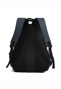 Zaino nero e blu con spallacci imbottiti e regolabili e pannello posteriore in rete traspirante; presenta un design elegante e moderno adatto all'uso quotidiano.