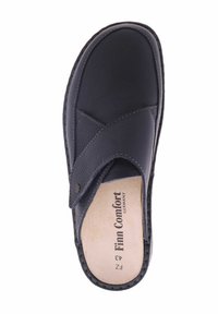 Zwarte leren instap-schoen met een brede verstelbare band, gevoerde beige binnenzool gelabeld "Finn Comfort Duitsland," en duurzame stiksels.