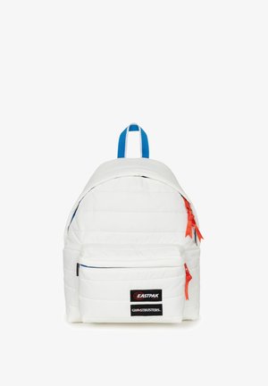 Valkoinen pehmustettu reppu, jossa on sininen yläkahva, punaiset vetoketjun vedin ja etutasku. Sisältää mustat Eastpak- ja Ghostbusters-logo tarrat.