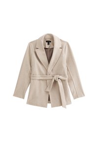 Blazer beige con cinturón, hecho de tela suave, con un diseño a medida, solapas muesca y una silueta moderna. Parte delantera abierta sin cierres visibles.