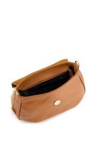 Braune Lederhandtasche mit strukturierter Oberfläche, goldfarbenen Beschlägen und einem Reißverschluss. Das Innere ist mit einem schwarzen Stofffutter ausgestattet.