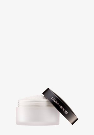 Pot ouvert de poudre blanche libre avec un couvercle noir portant l'étiquette « Laura Mercier » posé en diagonale sur le pot. Fond blanc.