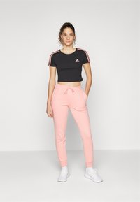 adidas Sportswear ESSENTIALS 3 STRIPES BABY - Potiskana majica - black/semi pink spark